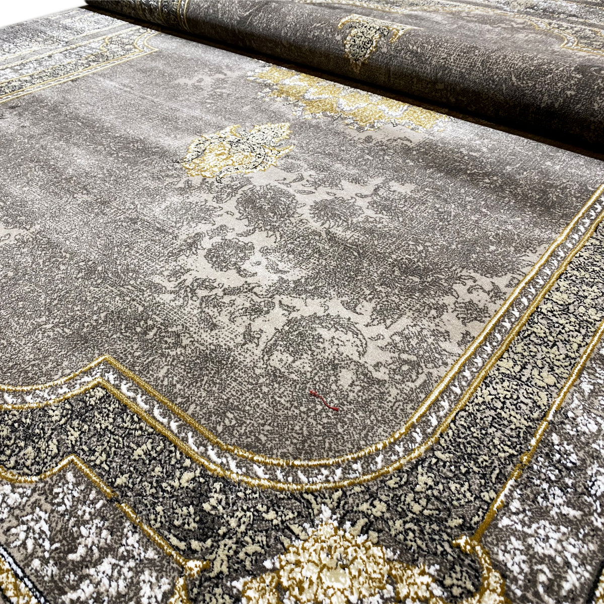 Rug 170x240 cm, close-up: curved gold border on a gray vintage design