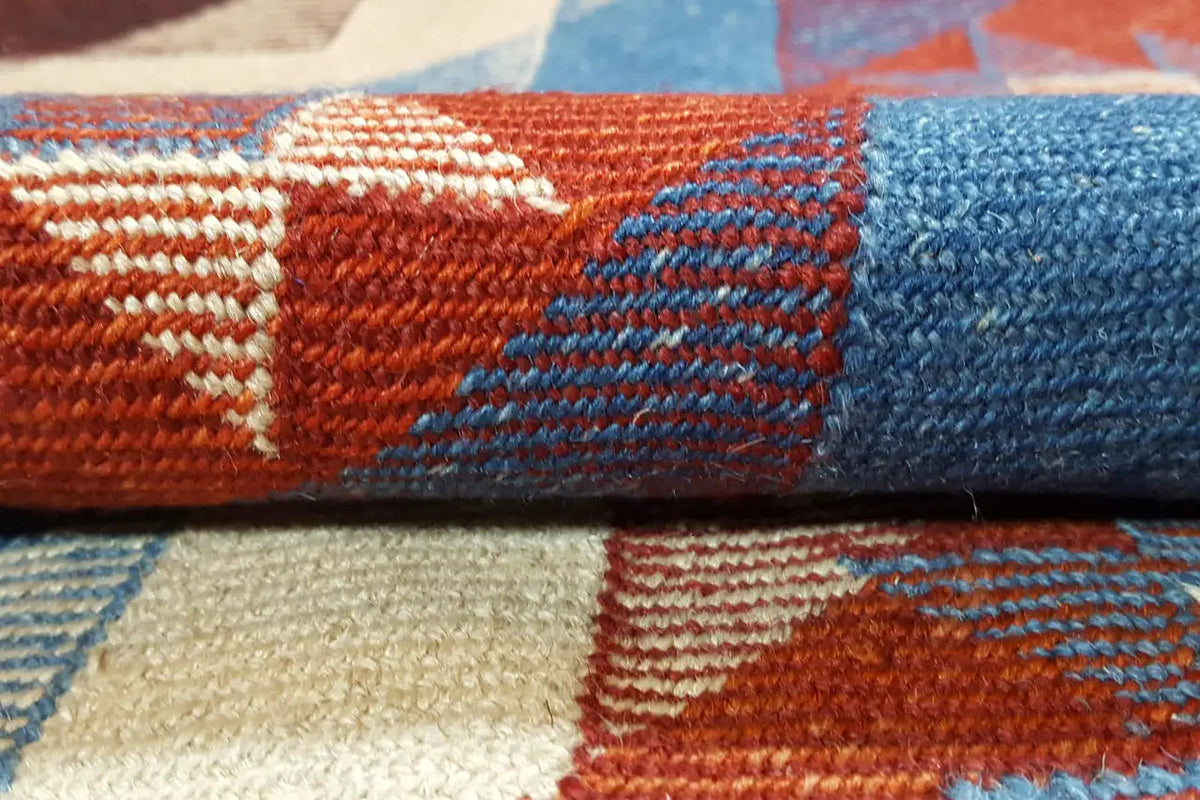 Jajim Exclusive rug: selvedge detail, blue and red pattern, fringes