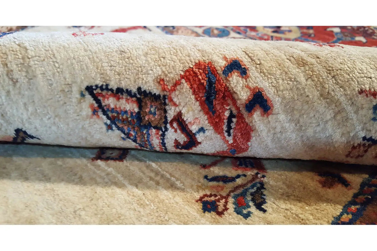 Qashqai exclusive rug: beige pile with red and blue ornaments (close-up)