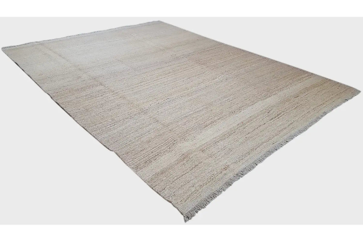 Kelim Qashqai rug, light beige, simple pattern, photographed at an angle, fringed edge