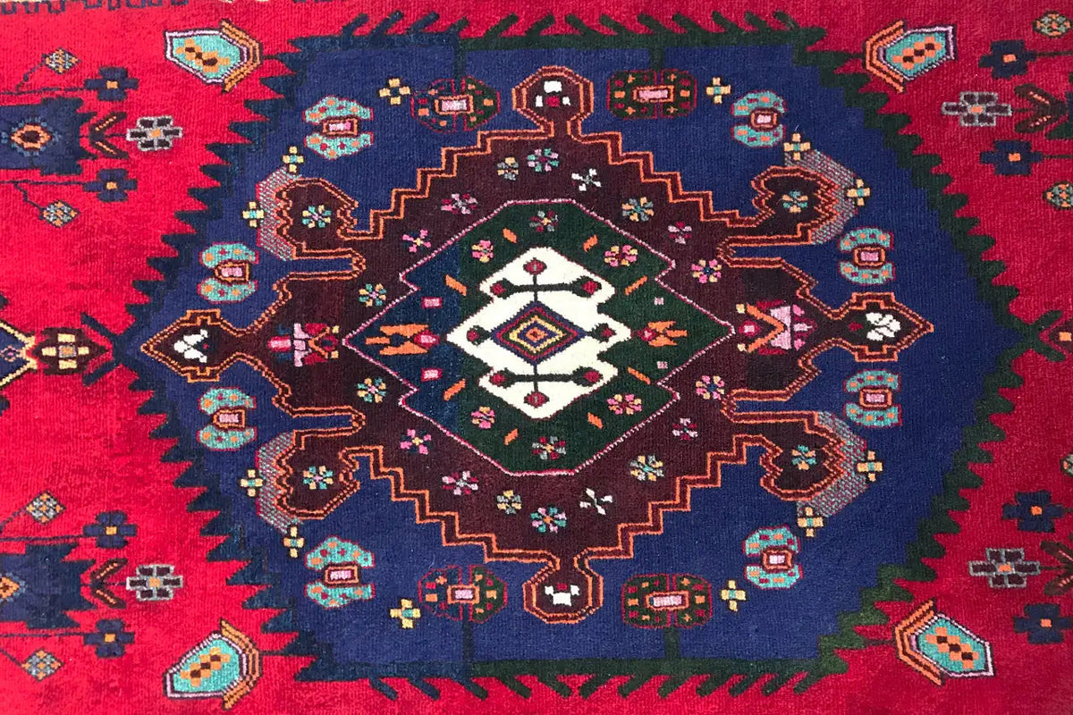 Sirjan carpet: close-up of the inner field with a red border and blue ornamental wreath
