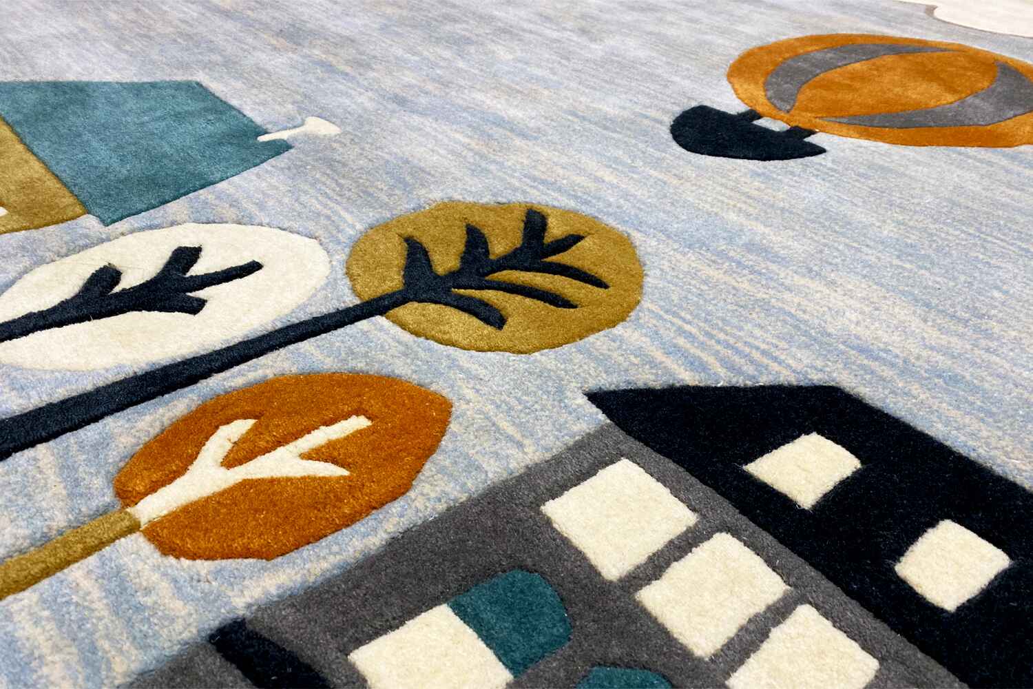 Handgetufteter Wollteppich mit verspieltem Heißluftballon- und Stadtmotiv, 170x240cm (5.6X7.9ft) - German Carpet Shop