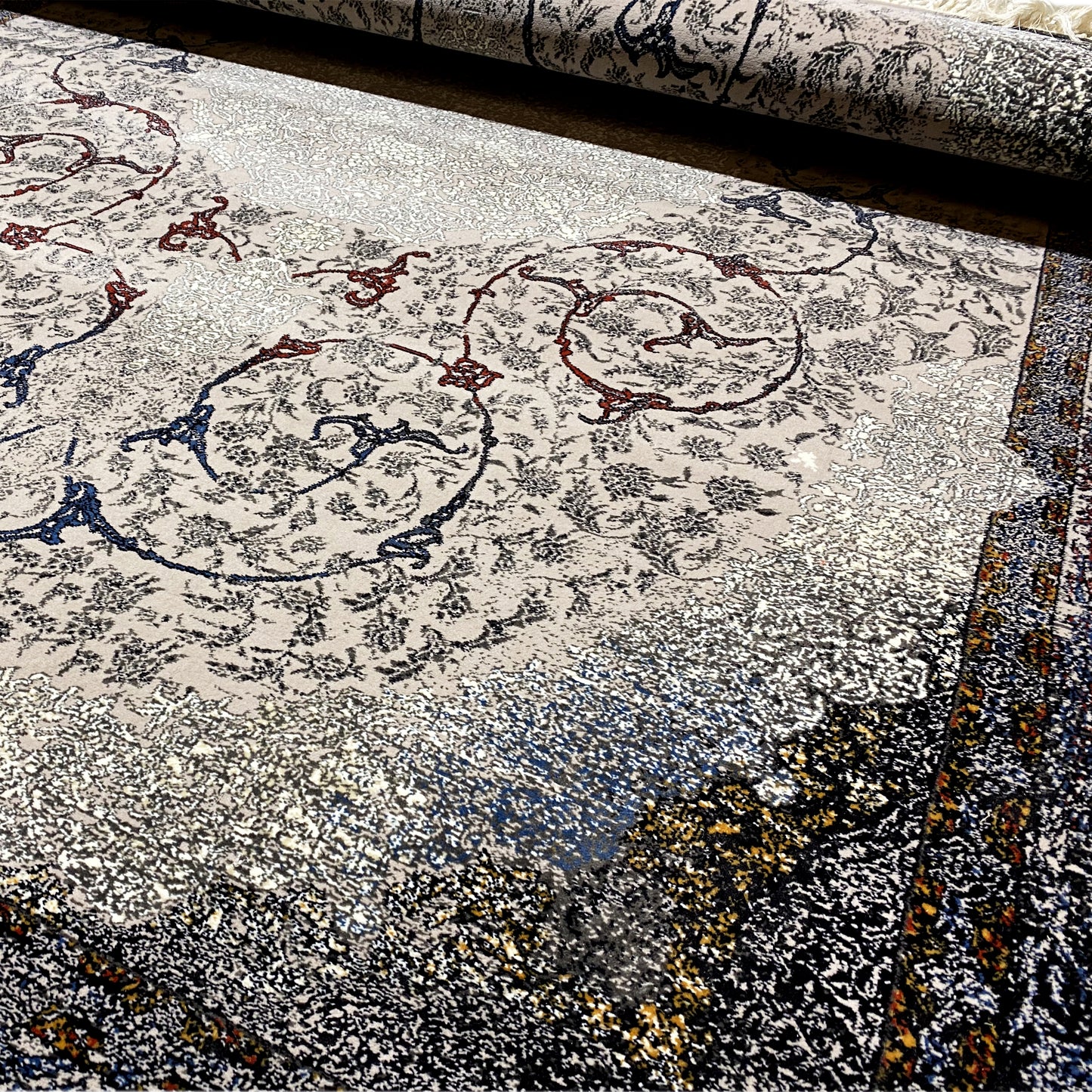 Eleganter Deko-Teppich in Blau mit filigranen Ornamenten für klassische Möbel