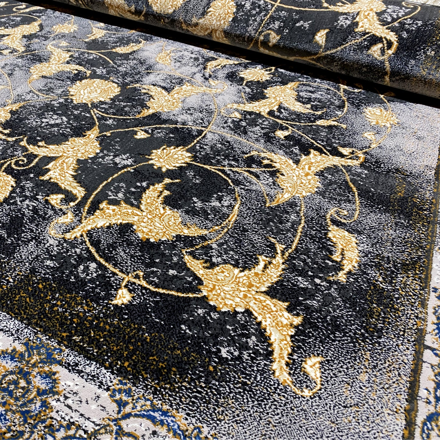 Großformatiger, gewebter Teppich für Wohn- oder Essbereich.