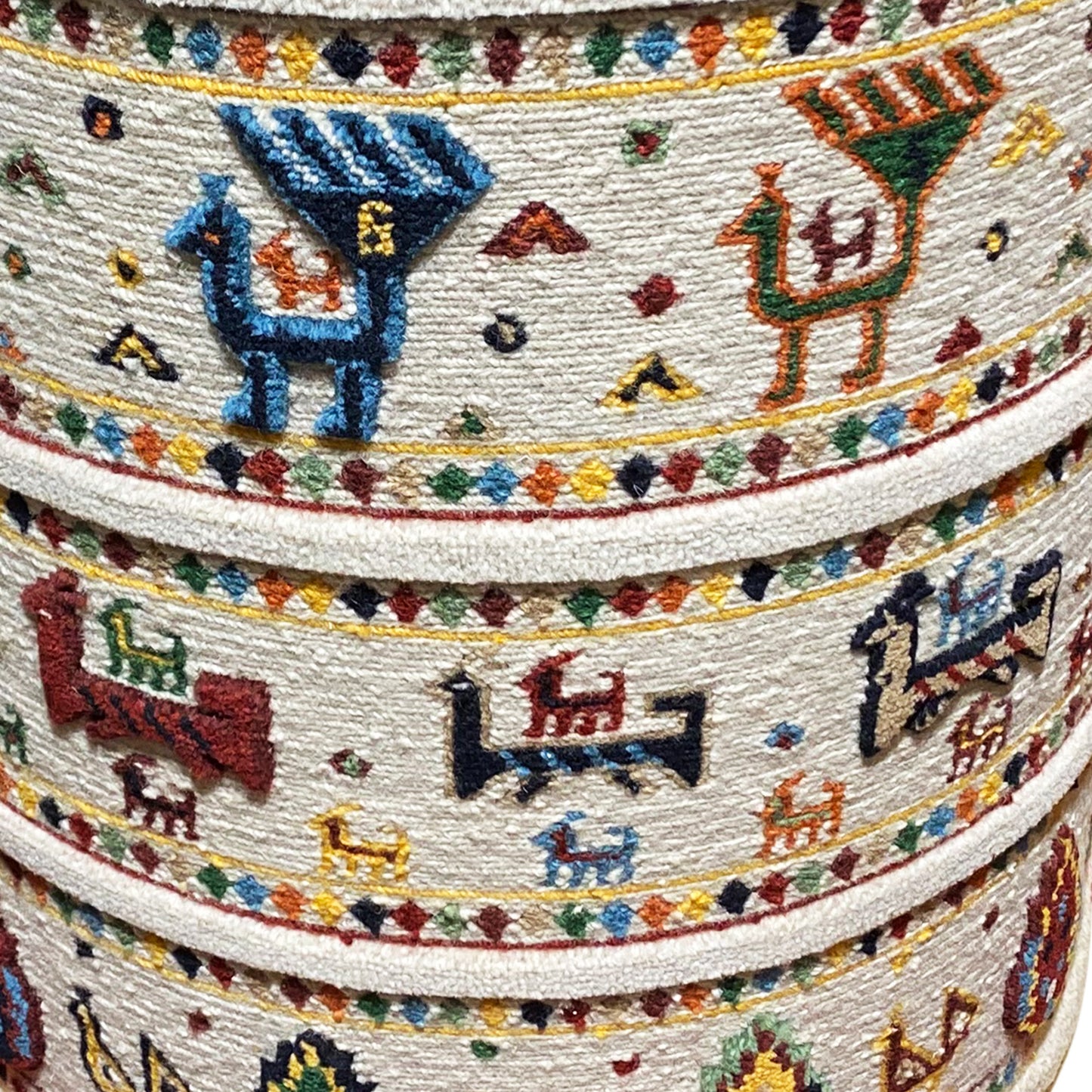 Traditioneller iranischer Pouf mit Pflanzenfarben