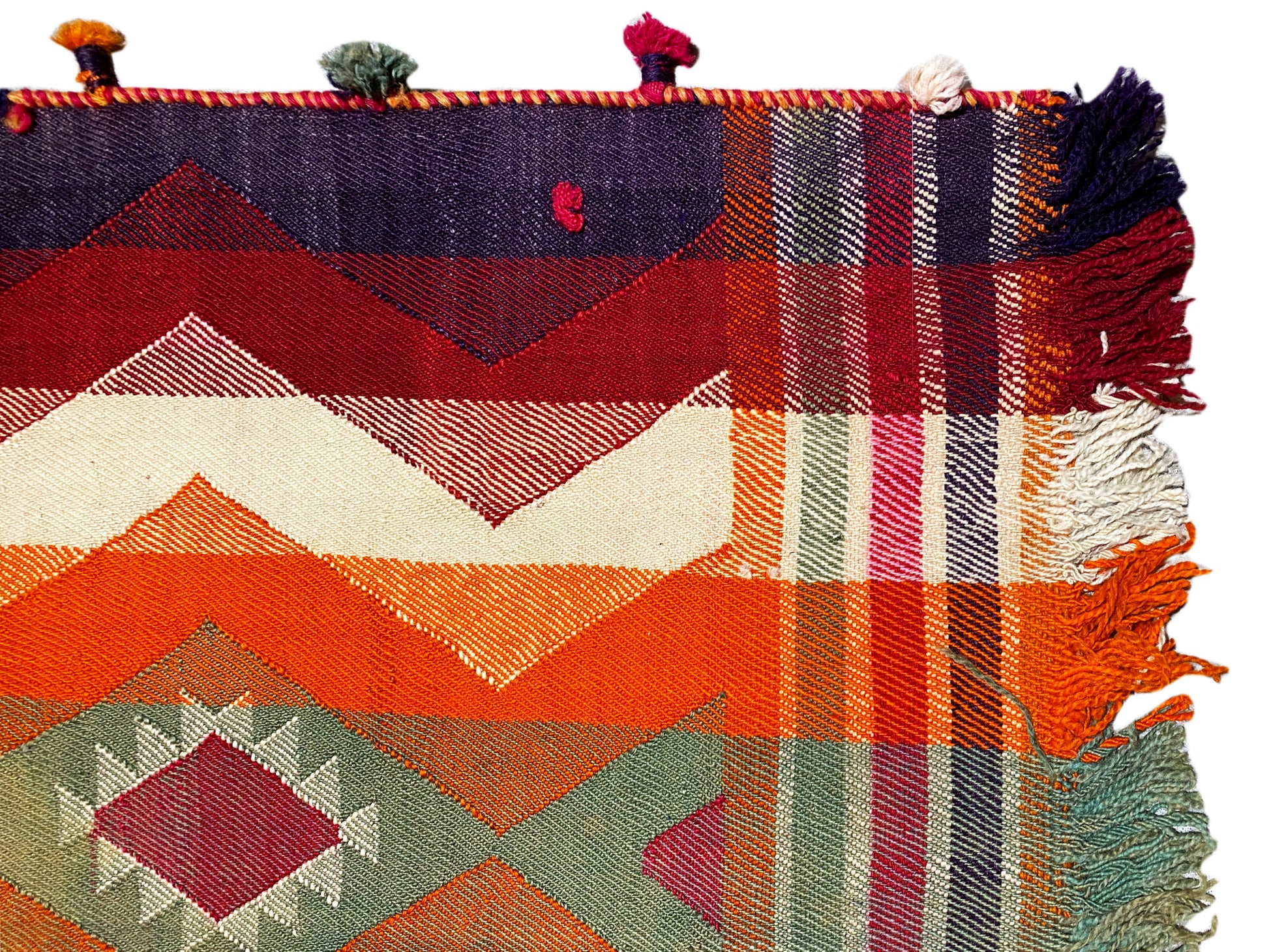 Schlafzimmer geometrischer Jajim Teppich in Orange, Rot und Grün aus handgesponnener Wolle