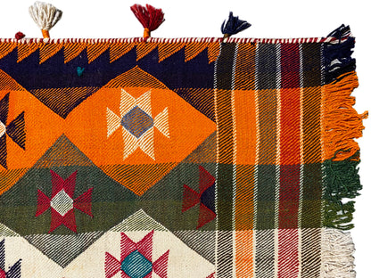 Salon traditioneller Jajim Teppich mit kräftigen Rauten und Streifen