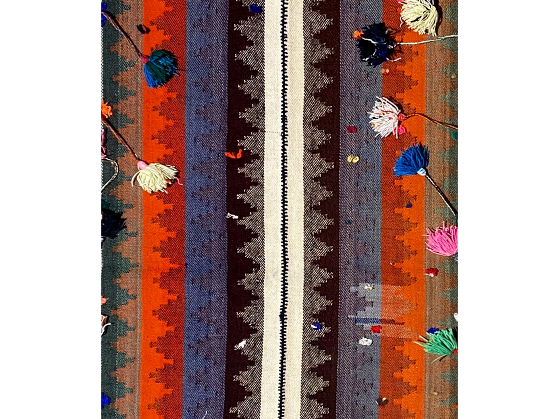 Esszimmer farbiger Jajim Teppich in Multicolor mit markanten geometrischen Linien