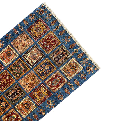 Khorjin Teppich - Blaues Feld mit geometrischen Mustern, 168x106 cm - German Carpet Shop