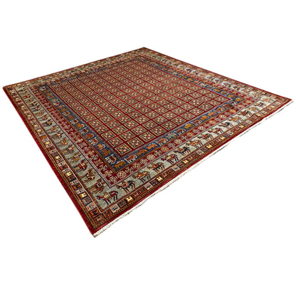 Khorjin Teppich - Geometrisches Paneel, Reiches Rot & Stammesbordüren, 285x258 cm - German Carpet Shop