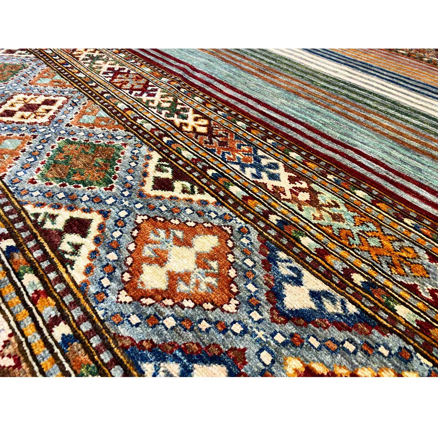 Khorjin Teppich - Lebhafte Streifen & Rautenmotive, 201x157 cm - German Carpet Shop