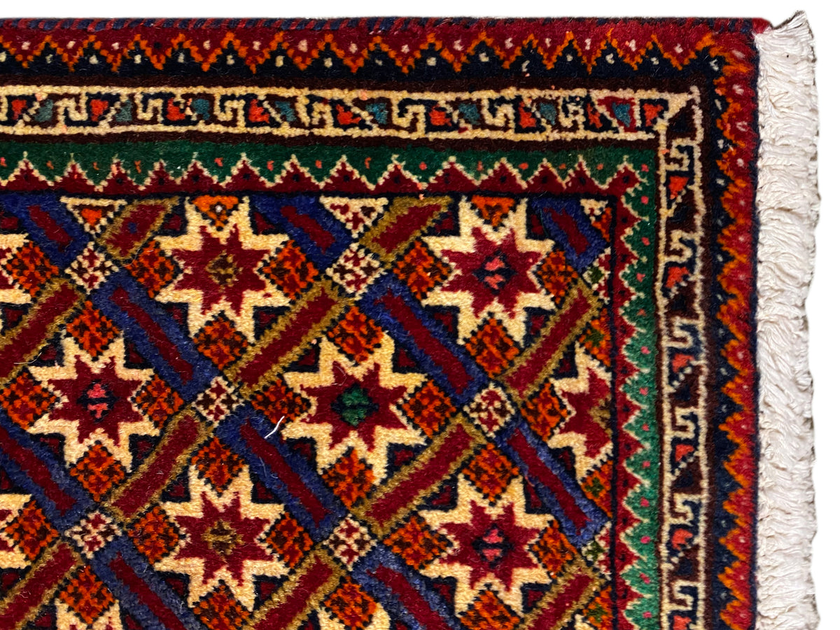 Poshti rug 62x52 cm close-up: border, red/blue-green patterns and white fringe.