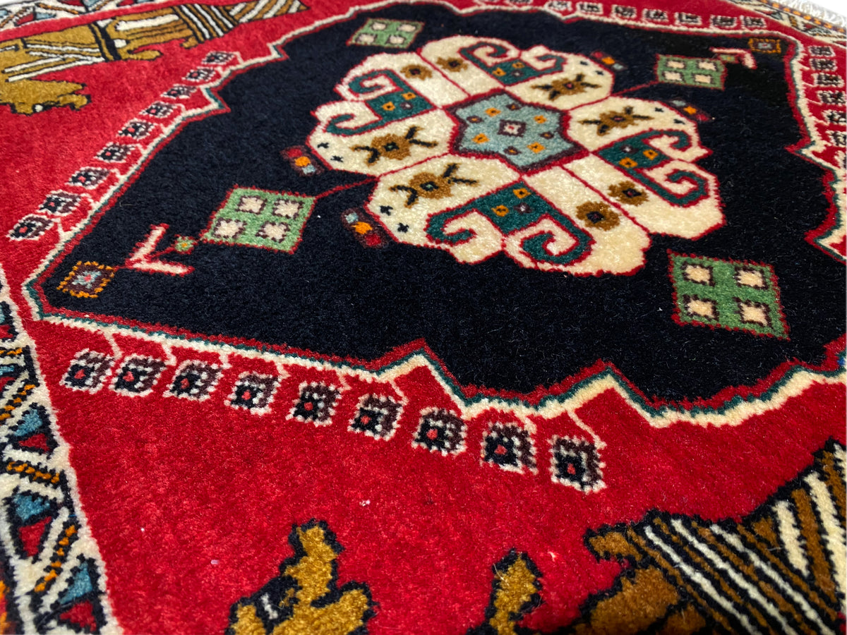 Poshti rug 63x55 cm: close-up of the central medallion with a red and black pattern