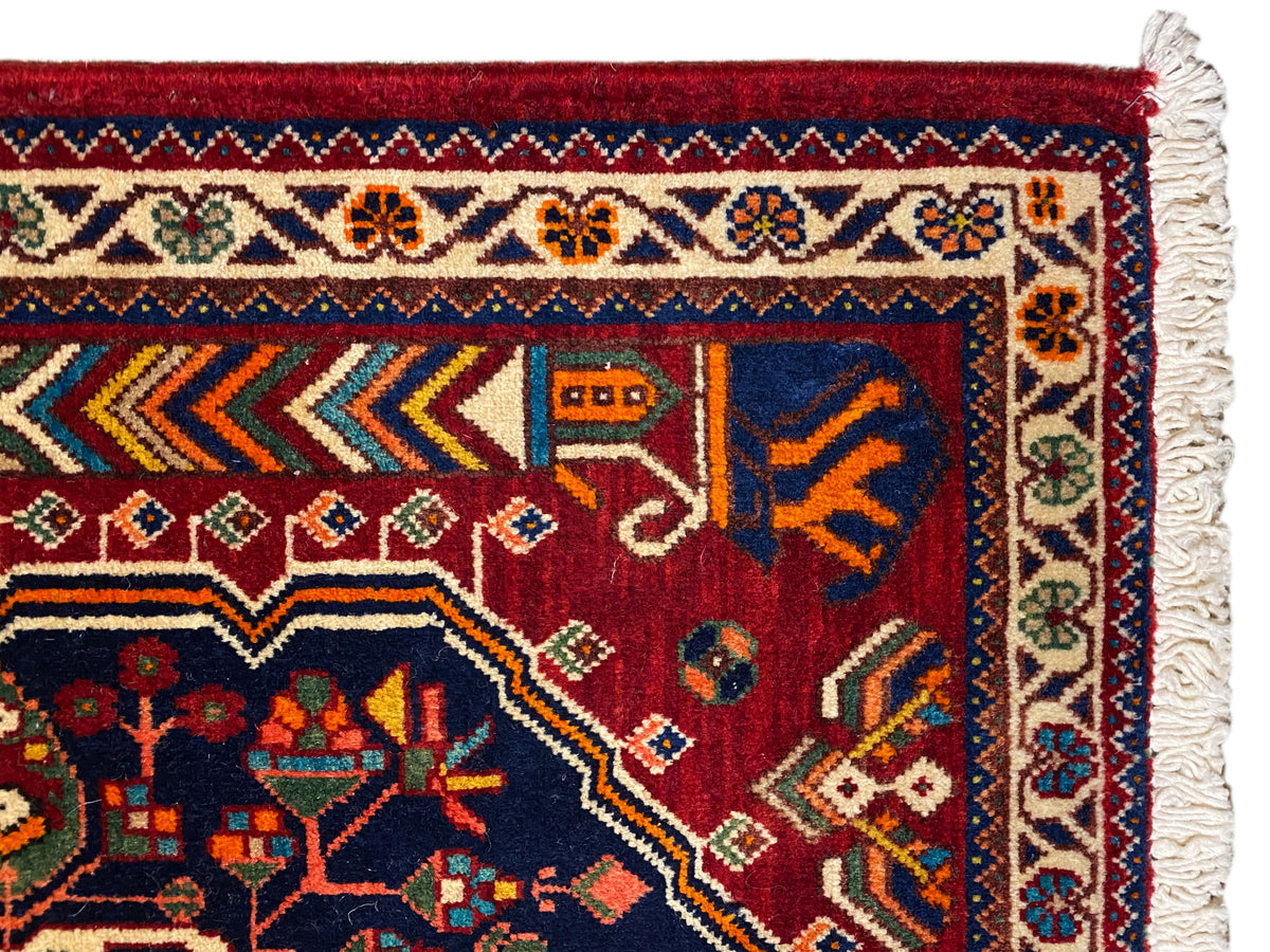 Rug 63x60 cm detail view: border with ornaments and white fringes