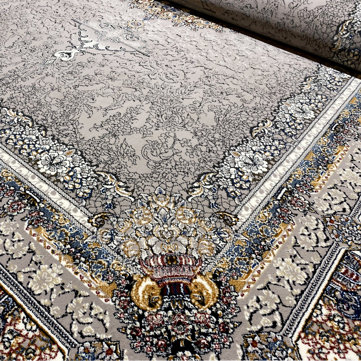 Orientalisch inspirierter Teppich 160x230cm in Anthrazit-Beige mit detailreicher Bordüre, maschinell gewebt.