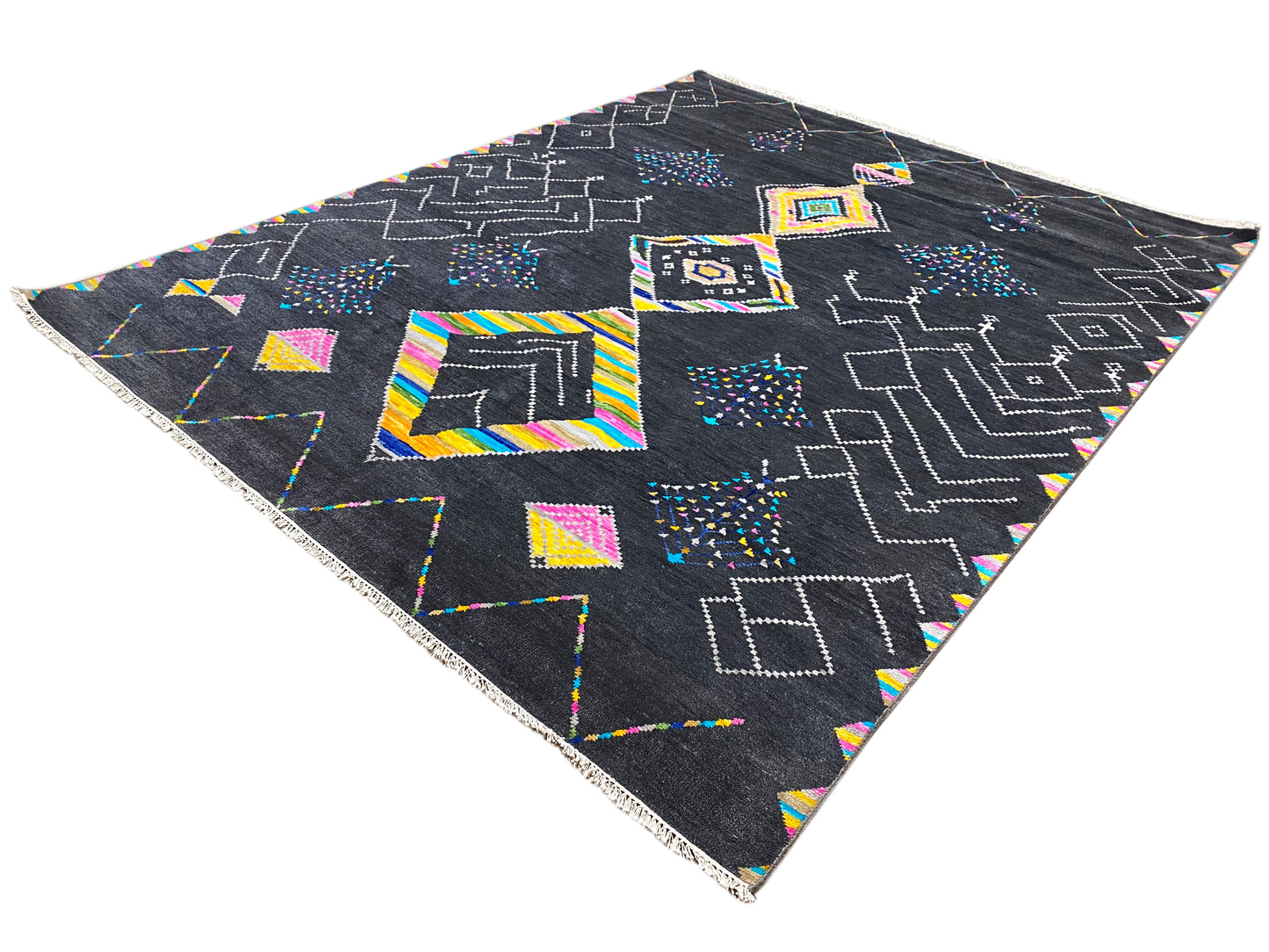 Luxuriöser Designteppich handgefertigt mit grafischen Linien