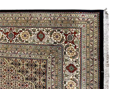 Luxuriöser Indo Tabriz Teppich in Braun mit klassischem Muster
