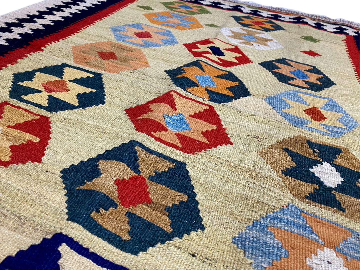 Naturfaser Kelim Teppich beige mit blauem Randmuster im Ethno Stil