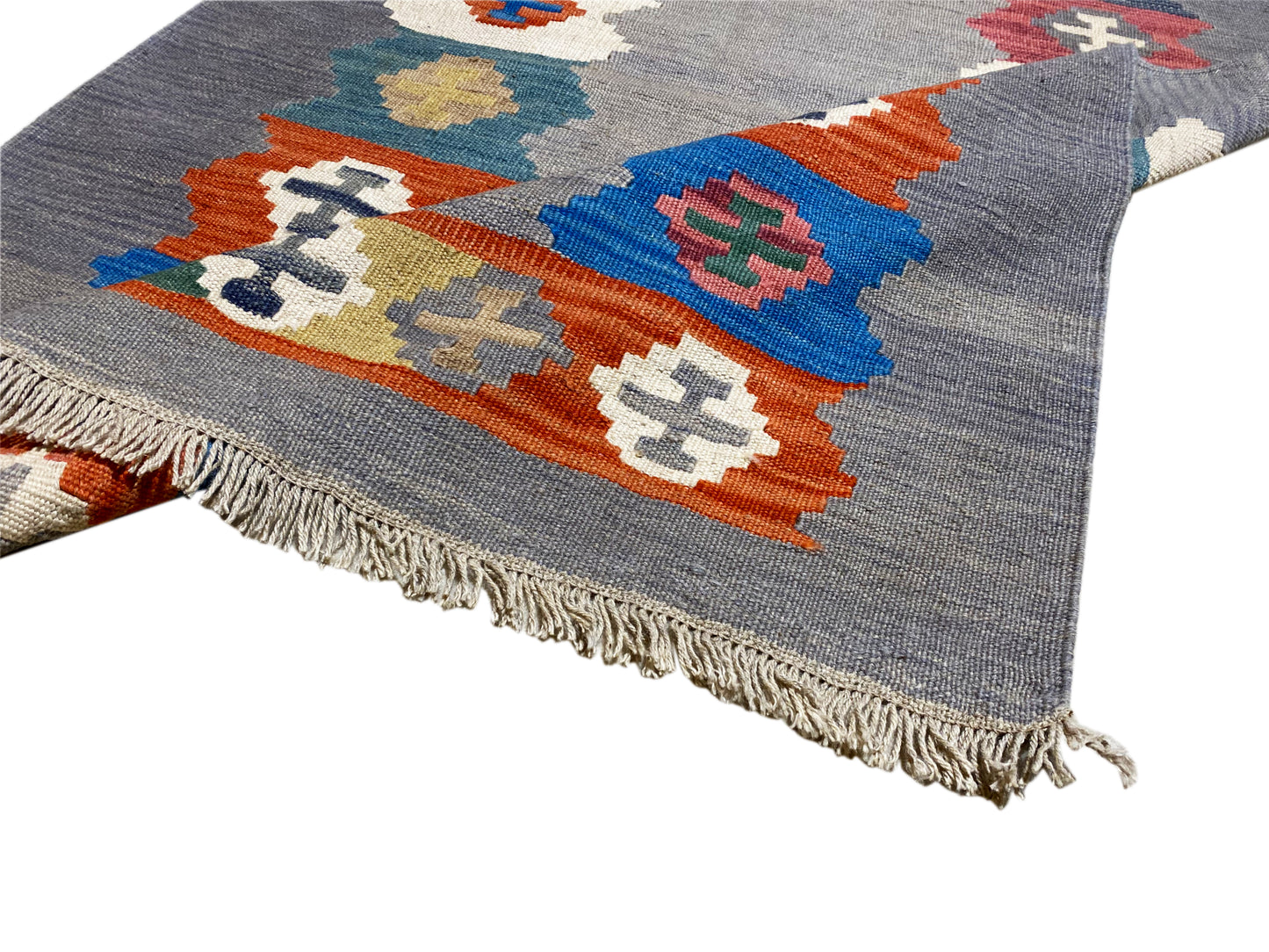 Skandi Boho Teppich in Grau, handgewebter Kelim aus ungefärbter Wolle