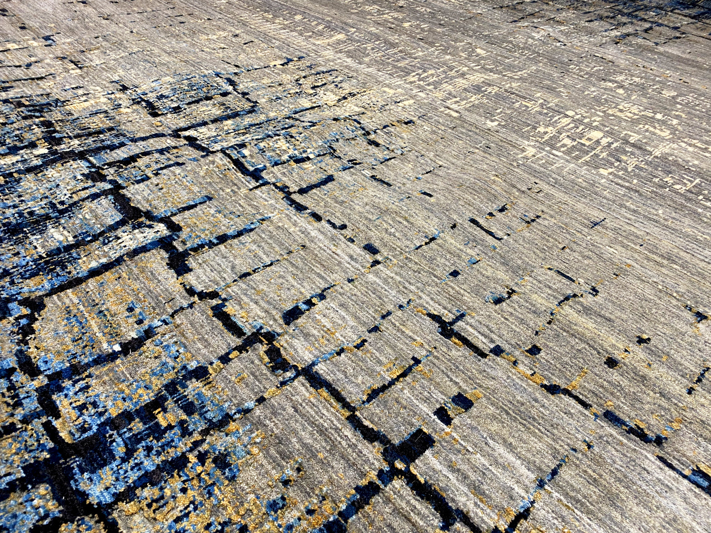 Zeitloser Wohnteppich aus handversponnener Wolle