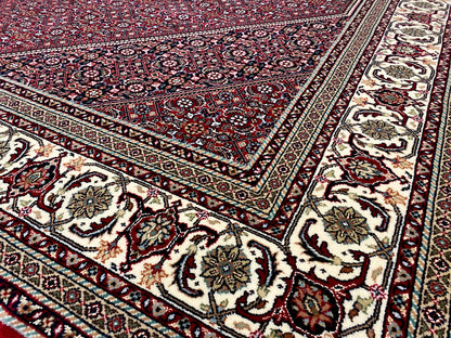 Großer roter handgeknüpfter Wollteppich mit traditionellem Muster