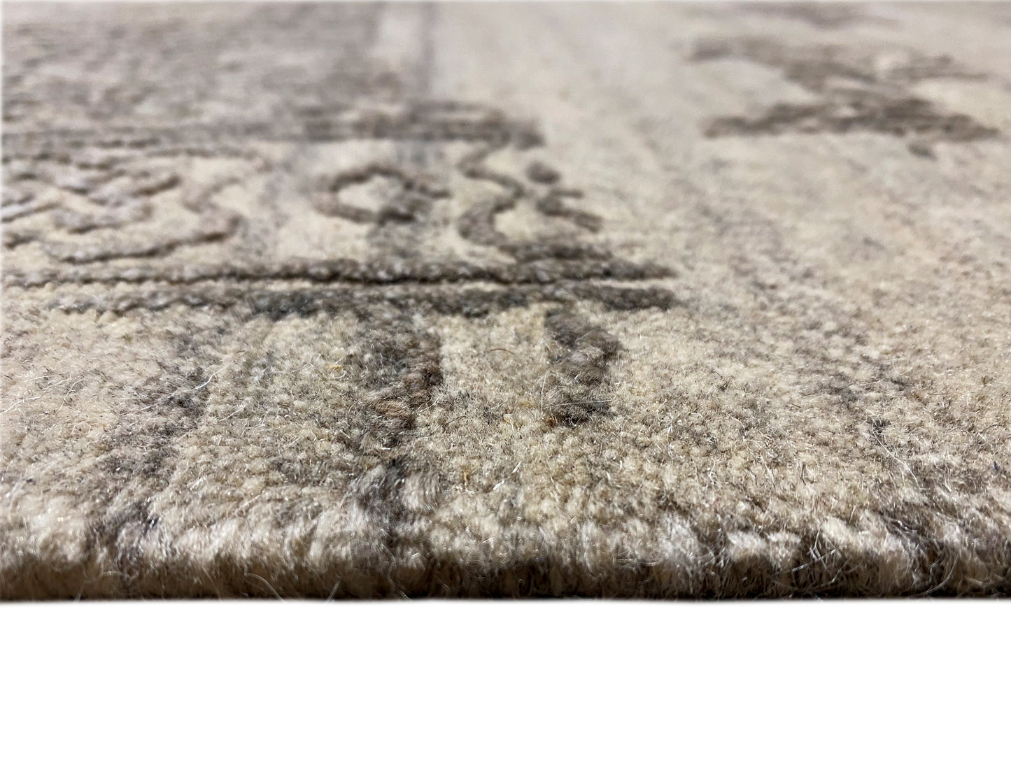 Großer moderner Teppich für stilvolle Wohnräume