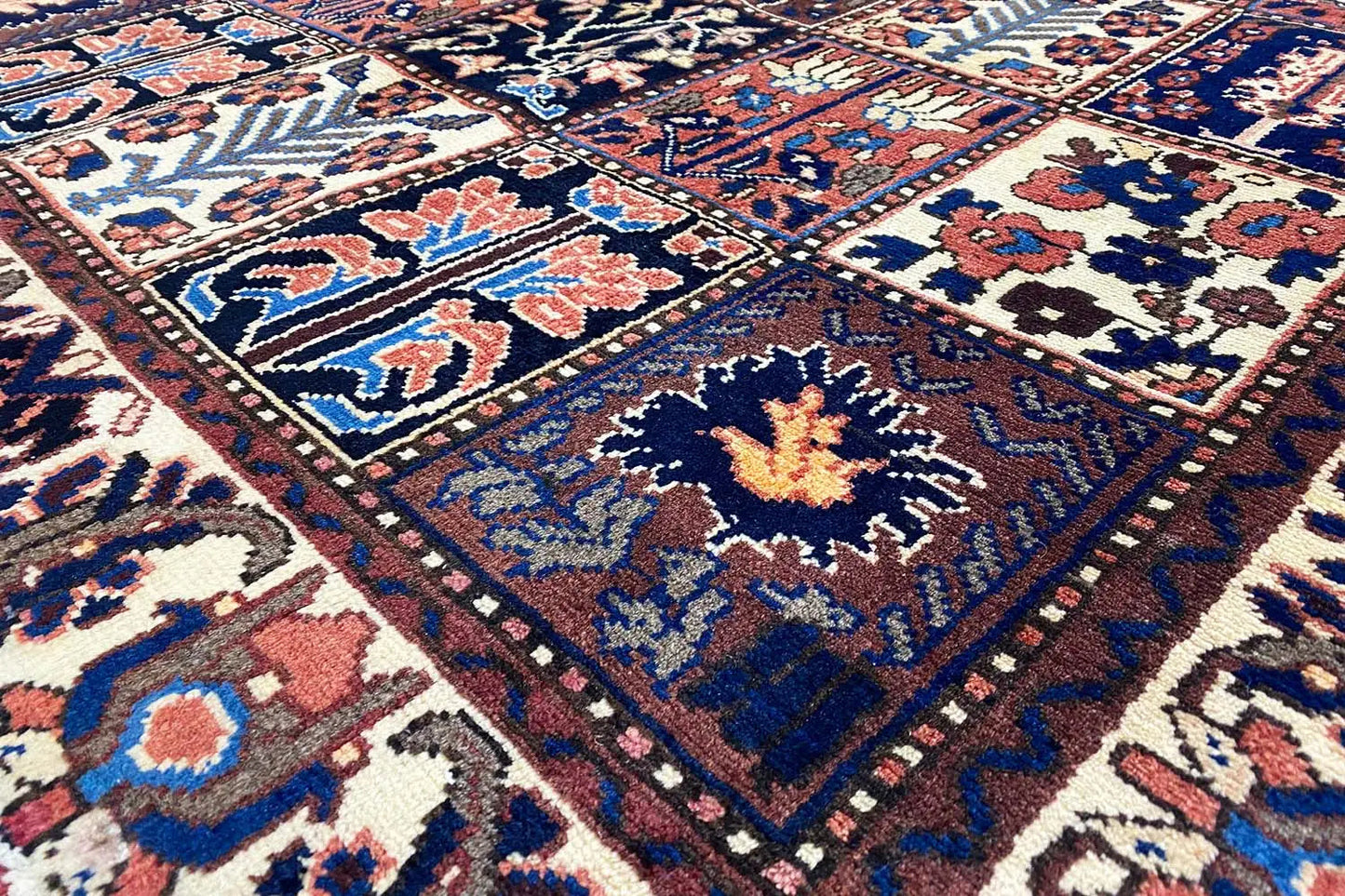 Bakhtiari - (204x142cm) - German Carpet Shop