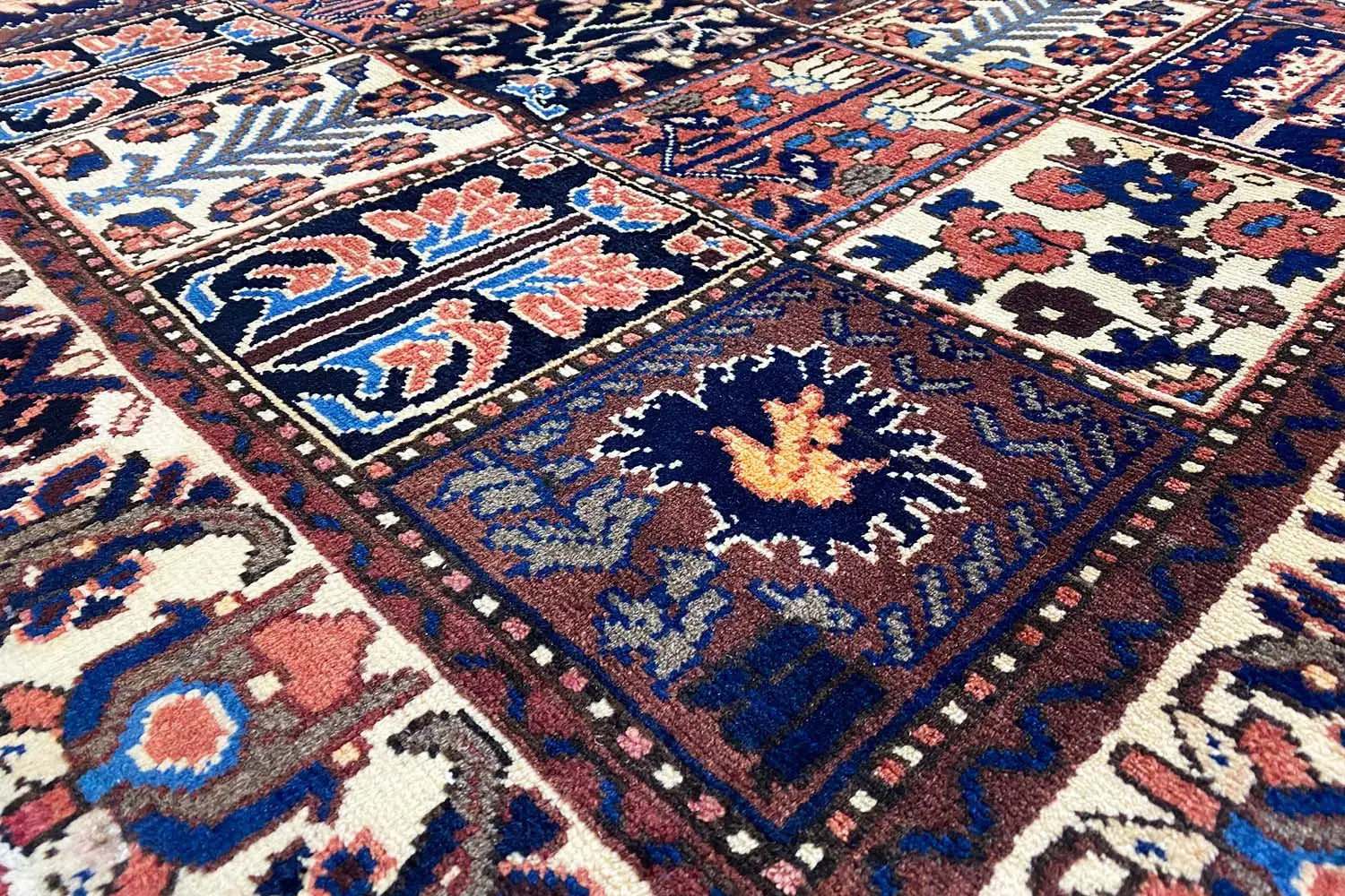 Bakhtiari - (204x142cm) - German Carpet Shop