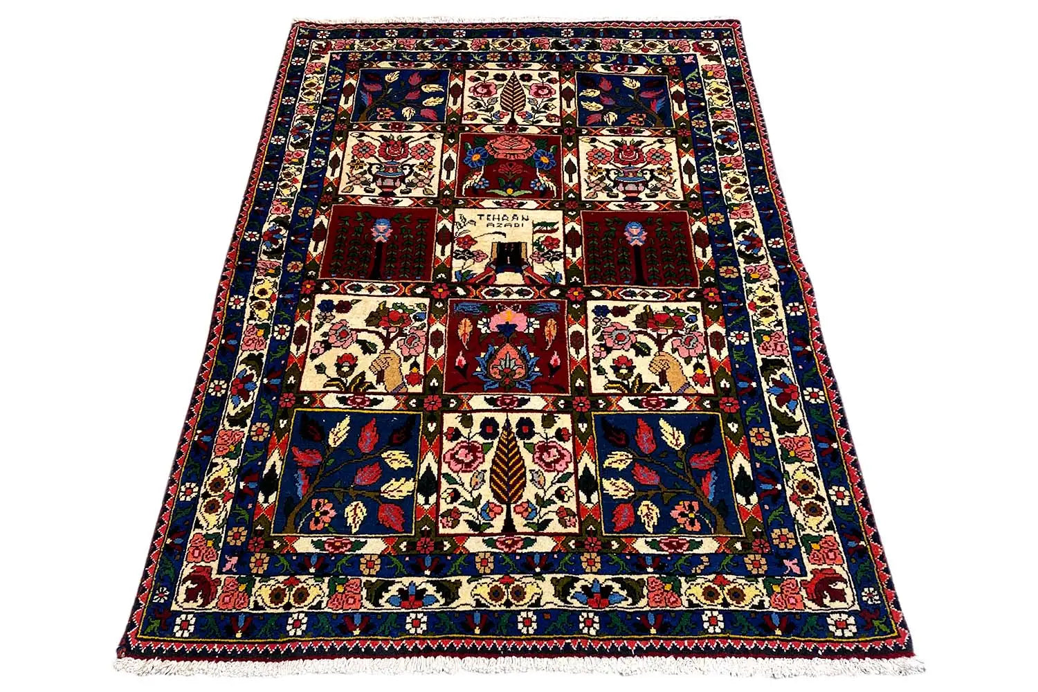 Bakhtiari - (137x102 cm) - German Carpet Shop